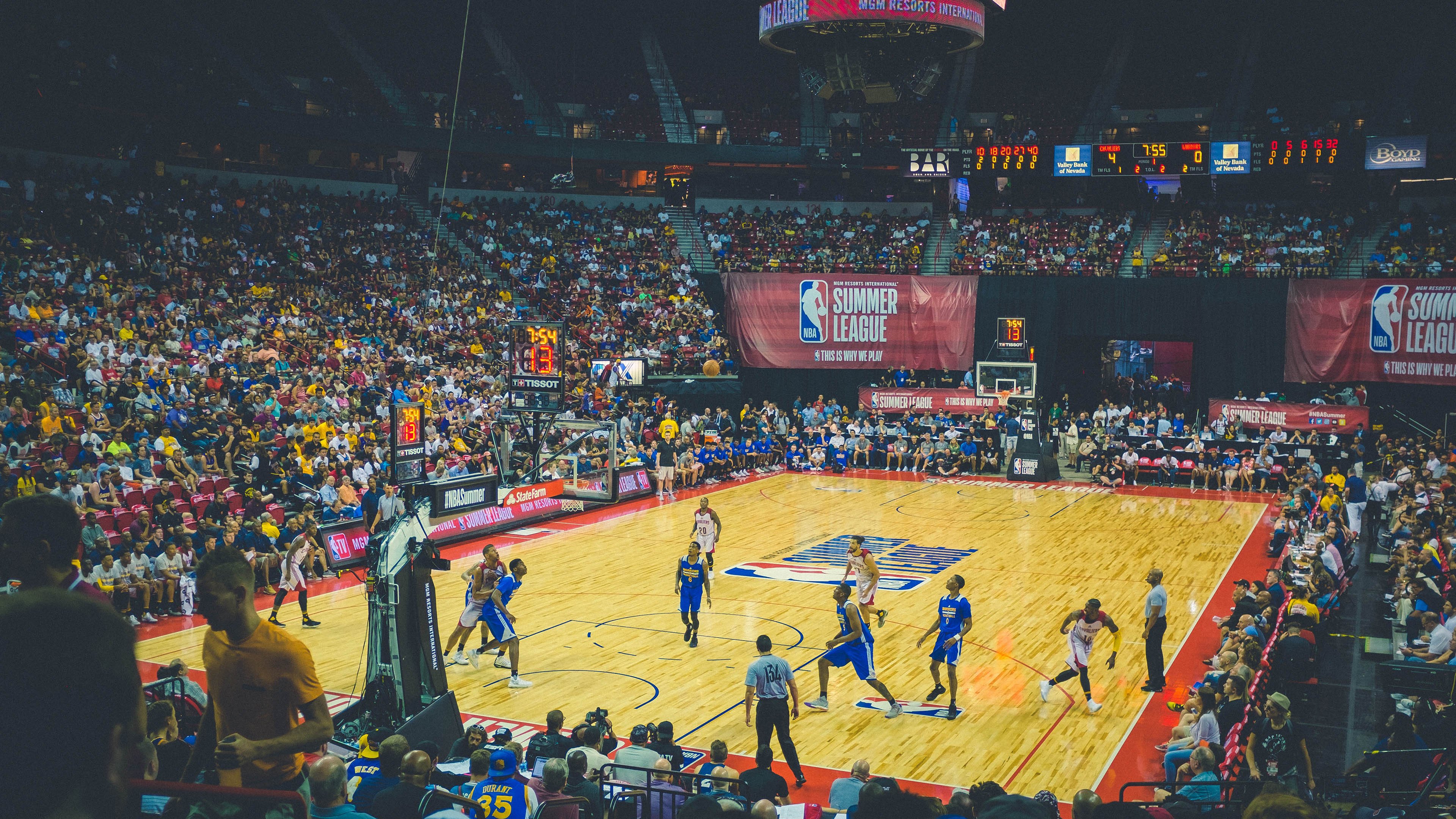 mk sports 体育-勇士拒25分逆转！库里28+4巴特勒伤退，布克38+4难救主，穆迪爆发，勇士球星库里